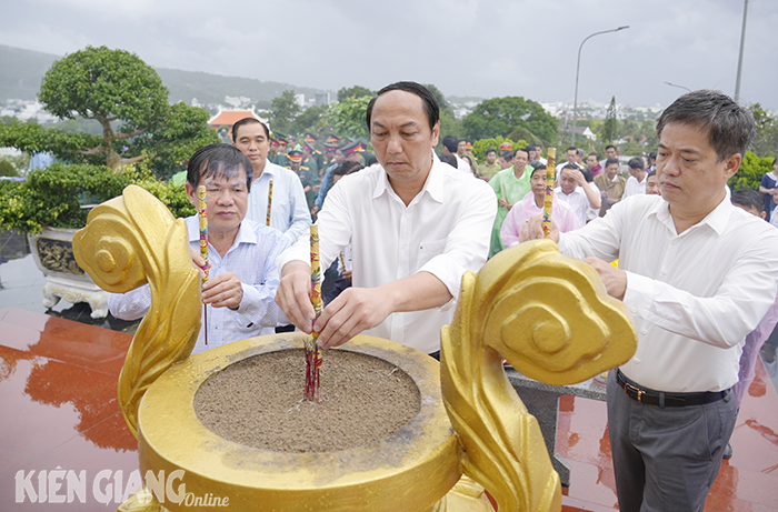 Chủ tịch UBND tỉnh Kiên Giang Lâm Minh Thành thắp hương tri ân liệt sĩ tại TP. Phú Quốc